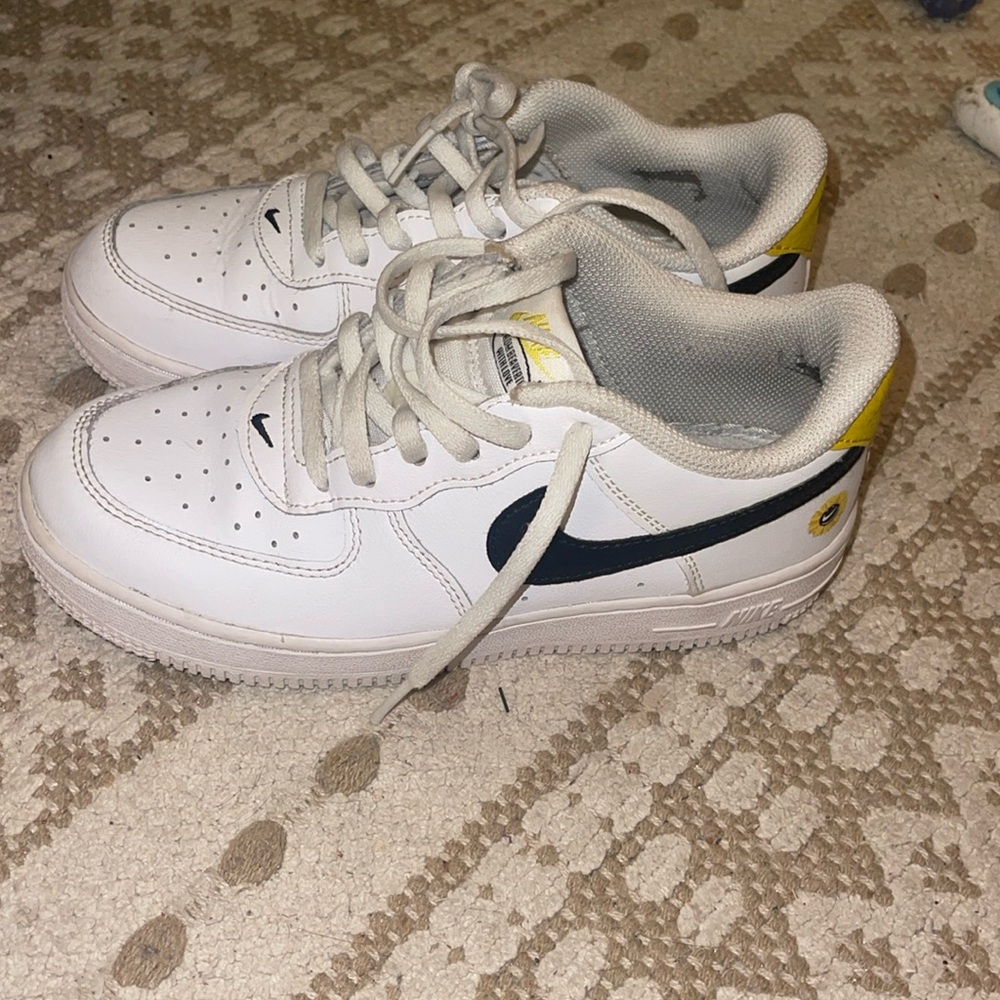 Nike Air Force 1 have a Nike day size 3y